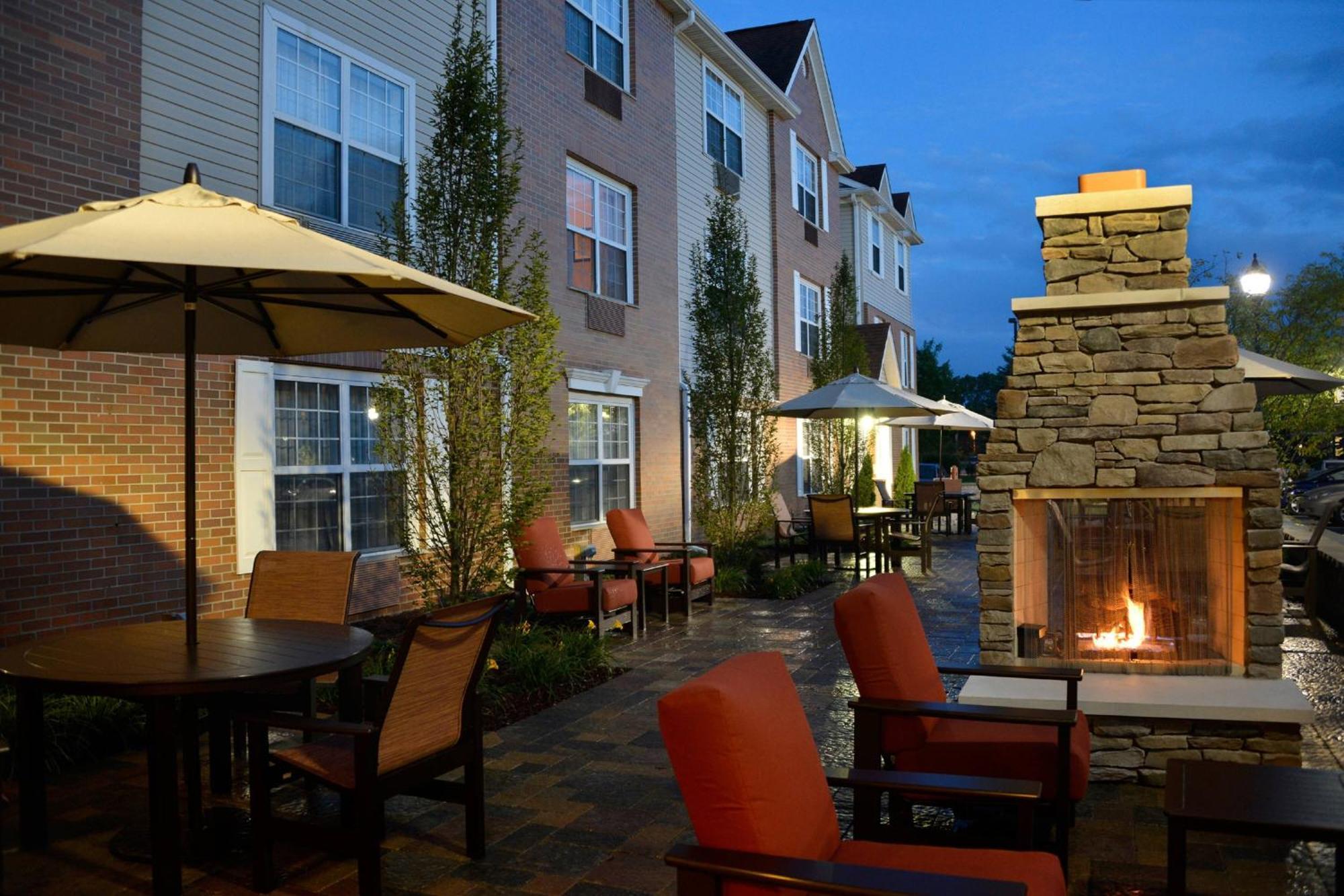 Towneplace Suites By Marriott East Lansing Bagian luar foto
